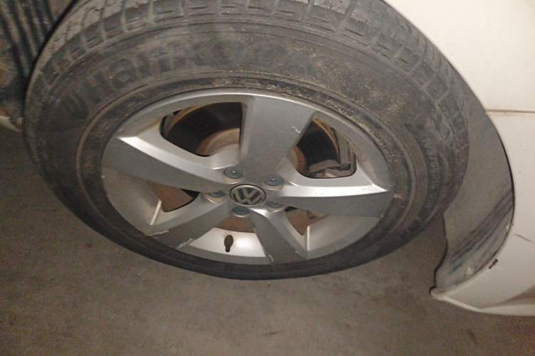 Used Volkswagen Lavida 2013 Revised Classic 1.6L Automatic Fashion Edition Right Front Wheel Hub