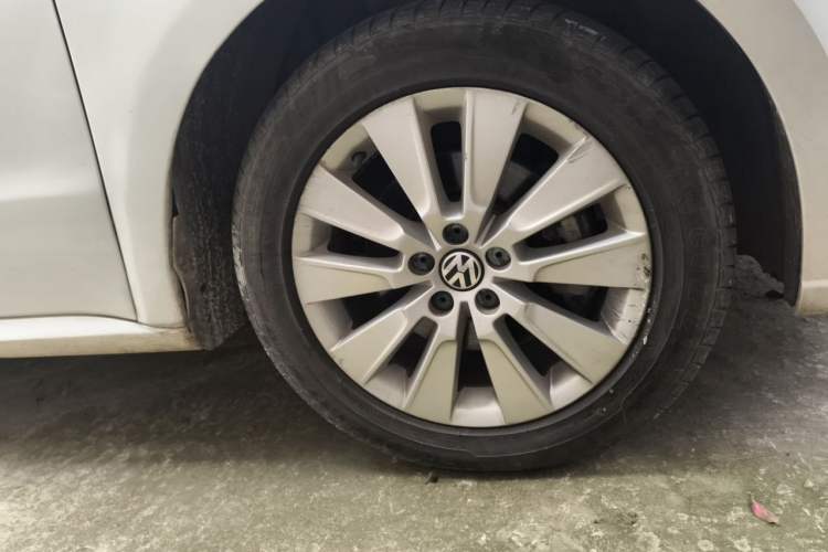 Used Volkswagen Lavida 2013 Restyled Classic 1.6L Manual Comfort Edition Right Front Wheel Hub