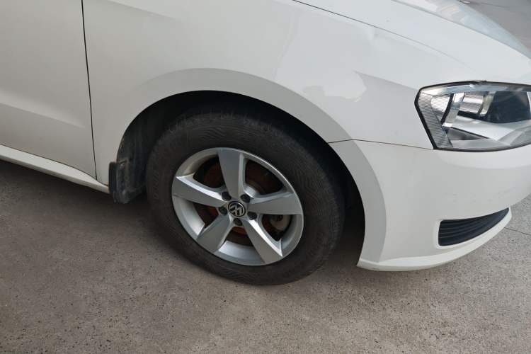 Used Volkswagen Lavida 2013 Revised Classic 1.6L Manual Fashion Edition Right Front Wheel Hub