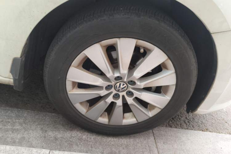 Used Volkswagen Lavida 2013 Restyled Classic 1.6L Manual Comfort Edition Right Front Wheel Hub