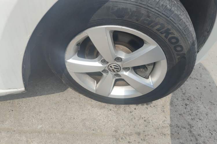 Used Volkswagen Lavida 2013 1.6L Manual Fashion Edition Right Front Wheel Hub