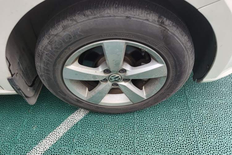 Used Volkswagen Lavida 2013 Revised Classic 1.6L Automatic Fashion Edition Right Front Wheel Hub