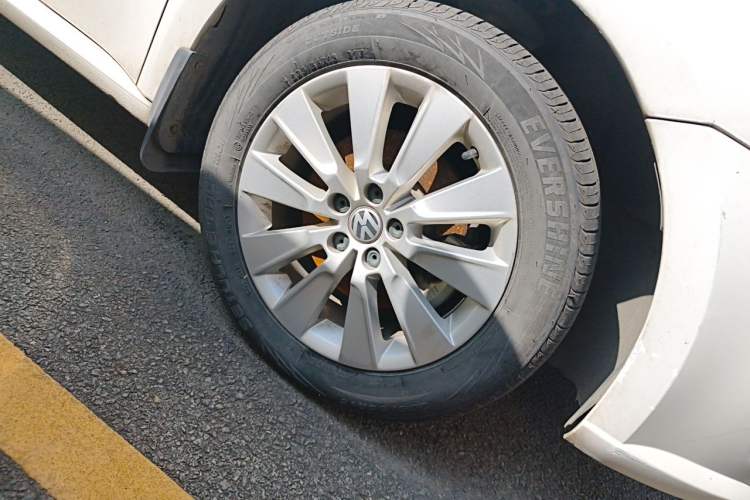 Used Volkswagen Lavida 2013 Restyled Classic 1.6L Manual Comfort Edition Right Front Wheel Hub