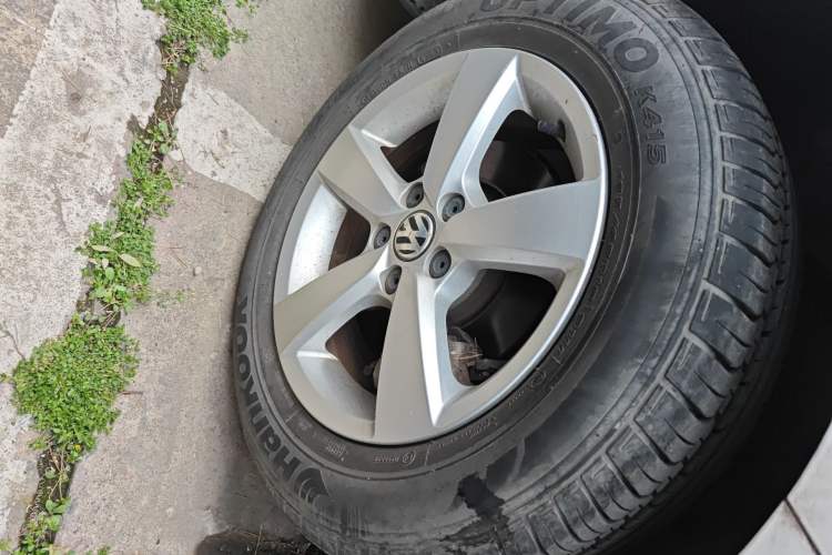 Used Volkswagen Lavida 2013 Revised Classic 1.6L Automatic Fashion Edition Right Front Wheel Hub