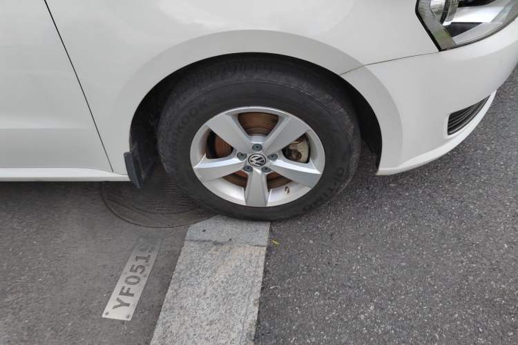 Used Volkswagen Lavida 2013 Revised Classic 1.6L Automatic Fashion Edition Right Front Wheel Hub