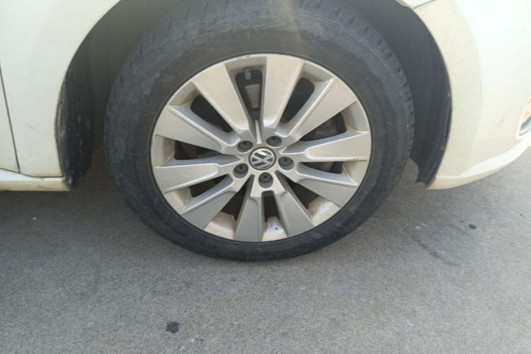 Used Volkswagen Lavida 2013 Restyled Classic 1.6L Manual Comfort Edition Right Front Wheel Hub