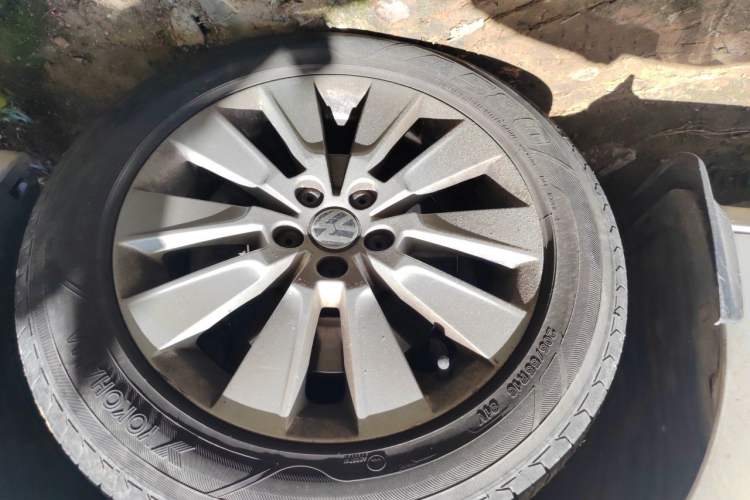 Used Volkswagen Lavida 2013 1.4TSI Manual Comfort Edition Right Front Wheel Hub