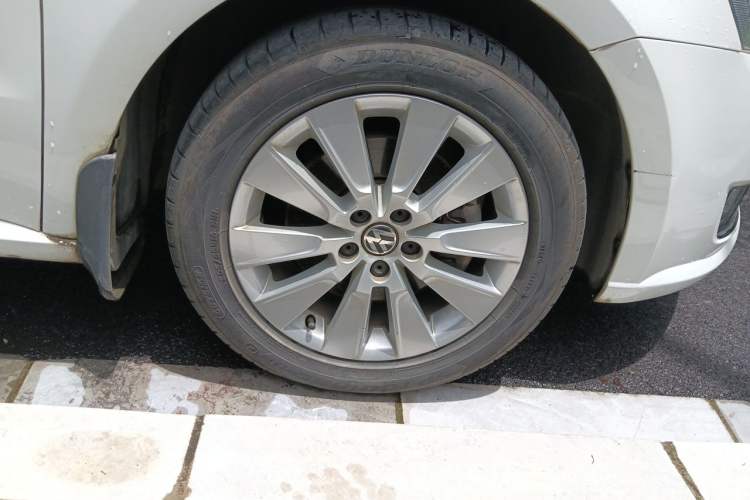 Used Volkswagen Lavida 2013 Revised Version 1.4 TSI Manual Comfort Edition Right Front Wheel Hub