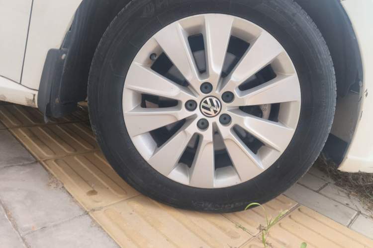 Used Volkswagen Lavida 2013 Restyled Classic 1.6L Automatic Comfort Edition Right Front Wheel Hub