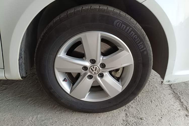 Used Volkswagen Lavida 2013 Classic 1.6L Automatic Fashion Edition Right Front Wheel Hub