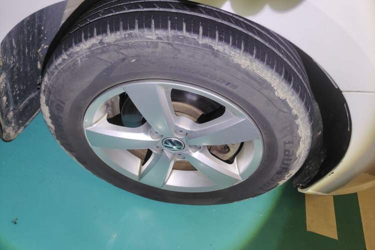 Used Volkswagen Lavida 2013 Revised Classic 1.6L Automatic Fashion Edition Right Front Wheel Hub