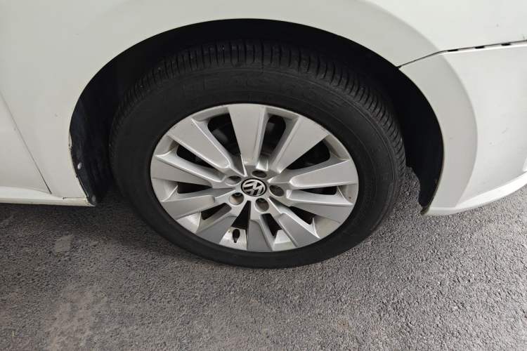 Used Volkswagen Lavida 2013 1.4TSI DSG Comfort Edition Right Front Wheel Hub