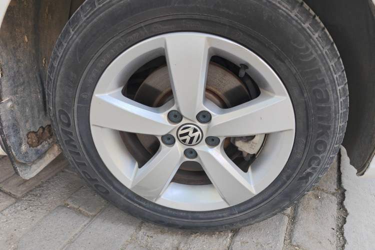 Used Volkswagen Lavida 2013 Revised Classic 1.6L Manual Fashion Edition Right Front Wheel Hub