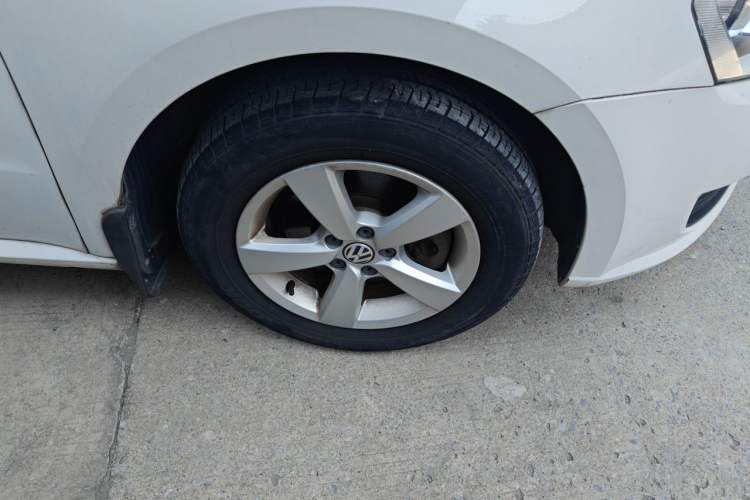 Used Volkswagen Lavida 2013 Revised Classic 1.6L Manual Fashion Edition Right Front Wheel Hub