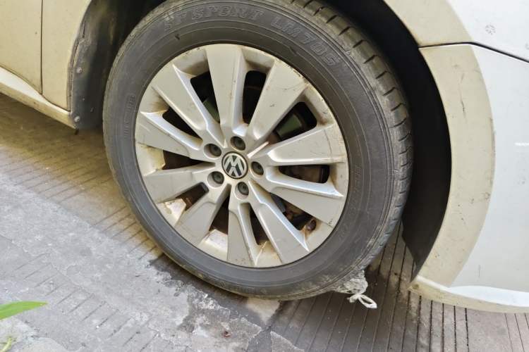 Used Volkswagen Lavida 2013 Restyled Classic 1.6L Manual Comfort Edition Right Front Wheel Hub
