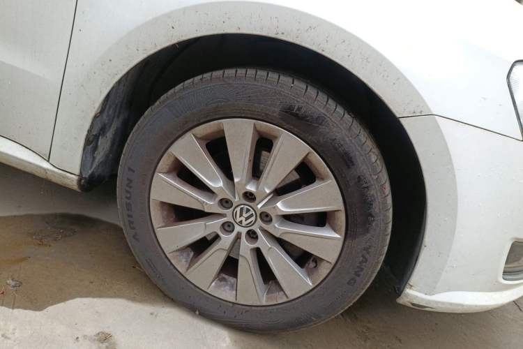 Used Volkswagen Lavida 2013 1.4TSI Manual Comfort Edition Right Front Wheel Hub