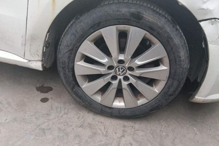Used Volkswagen Lavida 2013 Restyled Classic 1.6L Manual Comfort Edition Right Front Wheel Hub