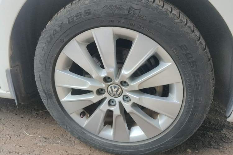 Used Volkswagen Lavida 2013 Restyled Classic 1.6L Automatic Comfort Edition Right Front Wheel Hub
