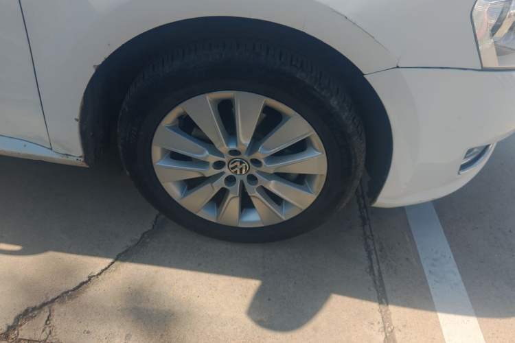 Used Volkswagen Lavida 2013 Restyled Classic 1.6L Manual Comfort Edition Right Front Wheel Hub