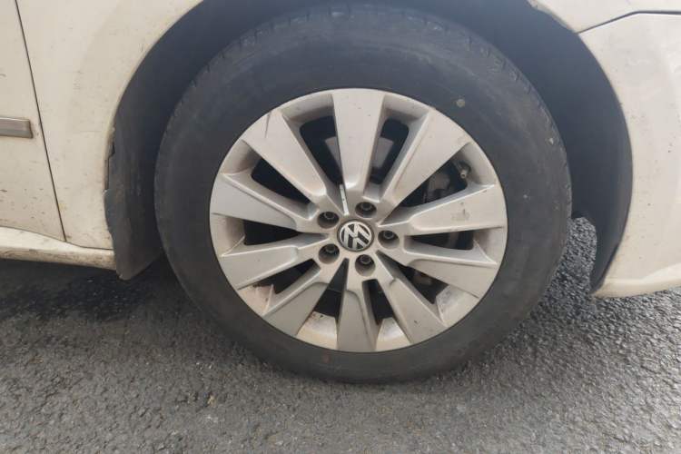 Used Volkswagen Lavida 2013 1.4TSI Manual Comfort Edition Right Front Wheel Hub