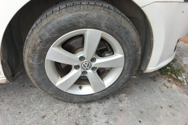 Used Volkswagen Lavida 2013 Revised Classic 1.6L Manual Fashion Edition Right Front Wheel Hub