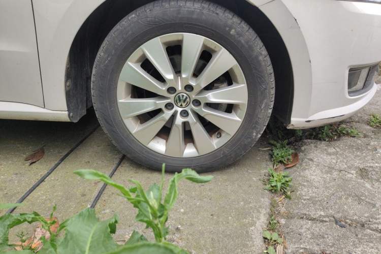 Used Volkswagen Lavida 2013 Restyled Classic 1.6L Automatic Comfort Edition Right Front Wheel Hub