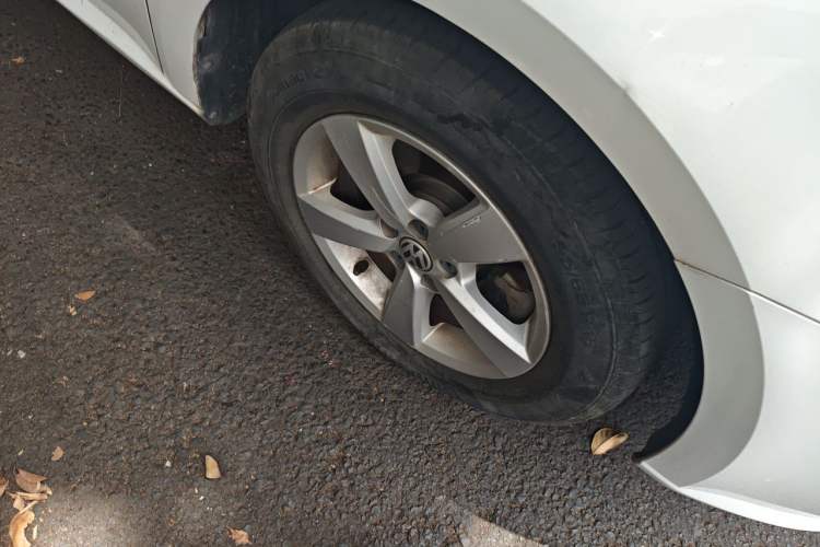 Used Volkswagen Lavida 2013 Revised Classic 1.6L Automatic Fashion Edition Right Front Wheel Hub