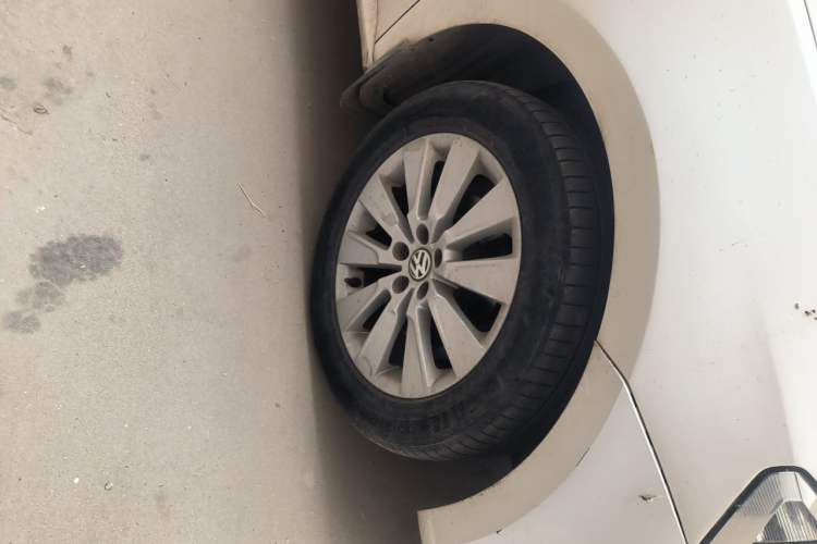 Used Volkswagen Lavida 2013 1.6L Automatic Comfort Edition Right Front Wheel Hub