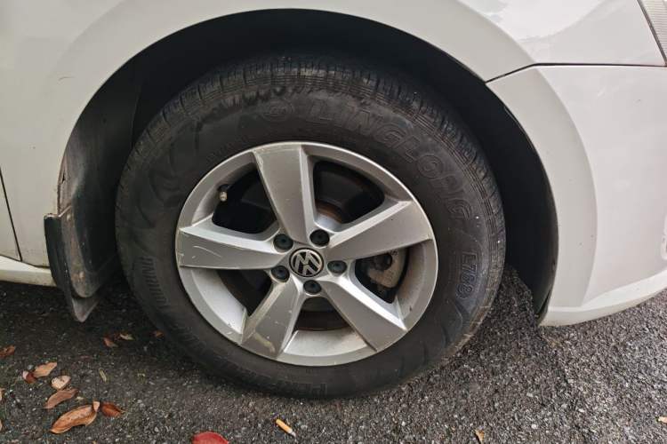 Used Volkswagen Lavida 2013 1.6L Automatic Fashion Edition Right Front Wheel Hub