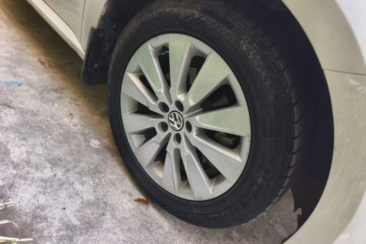 Used Volkswagen Lavida 2013 Restyled Classic 1.6L Manual Comfort Edition Right Front Wheel Hub