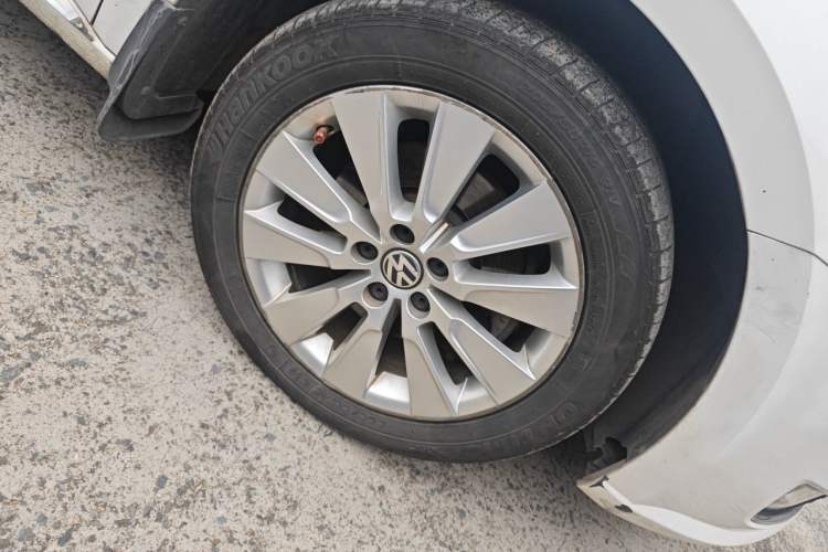 Used Volkswagen Lavida 2013 Restyled Classic 1.6L Manual Comfort Edition Right Front Wheel Hub