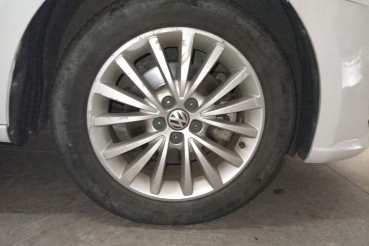 Used Volkswagen Lavida 2013 Revised Version 1.6L Automatic Luxury Edition Right Front Wheel Hub