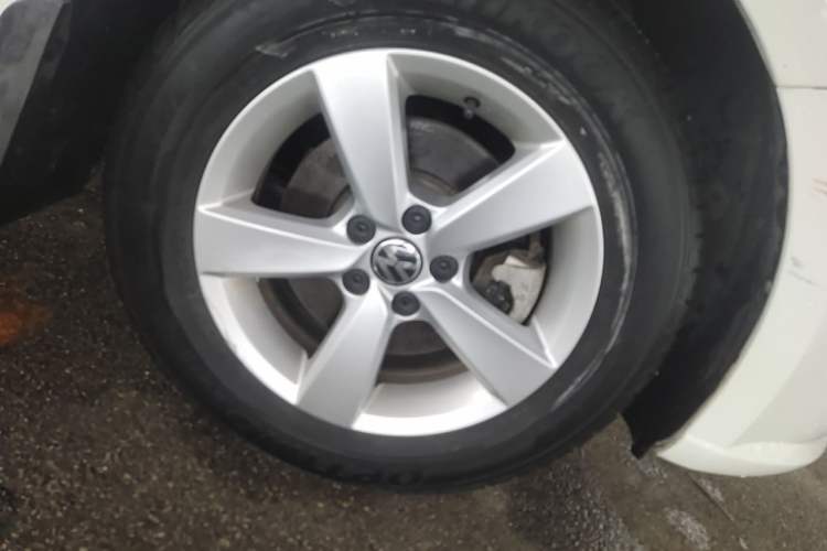 Used Volkswagen Lavida 2013 Revised Classic 1.6L Automatic Fashion Edition Right Front Wheel Hub