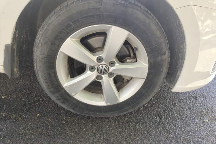 Used Volkswagen Lavida 2013 1.6L Automatic Fashion Edition Right Front Wheel Hub