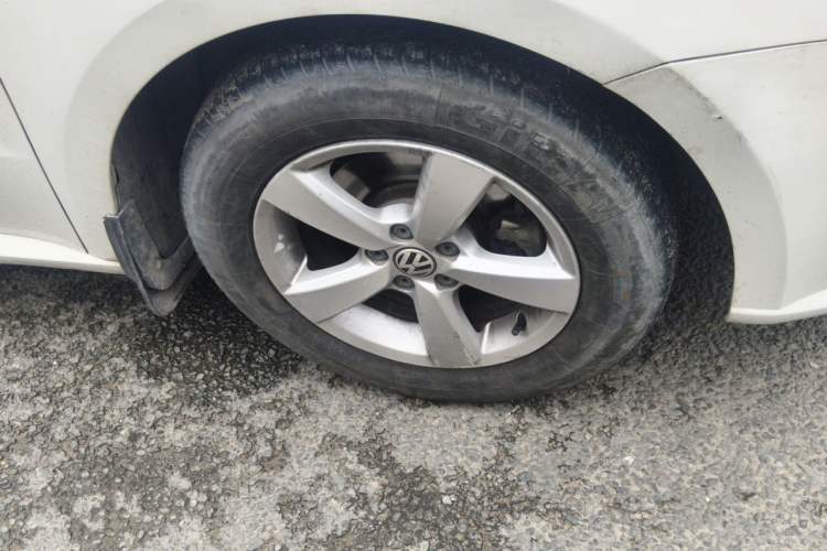 Used Volkswagen Lavida 2013 Revised Classic 1.6L Manual Fashion Edition Right Front Wheel Hub