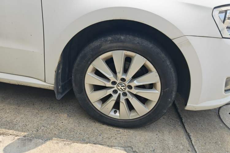 Used Volkswagen Lavida 2013 Restyled Classic 1.6L Manual Comfort Edition Right Front Wheel Hub