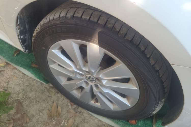 Used Volkswagen Lavida 2013 Restyled Classic 1.6L Manual Comfort Edition Right Front Wheel Hub