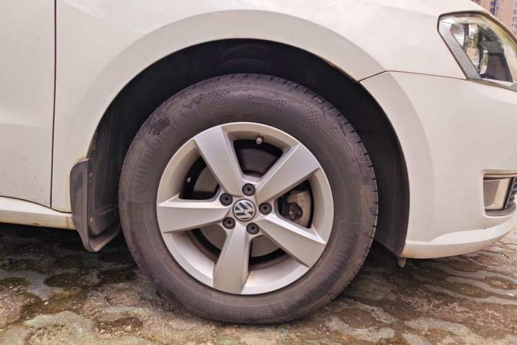 Used Volkswagen Lavida 2013 Revised Classic 1.6L Automatic Fashion Edition Right Front Wheel Hub