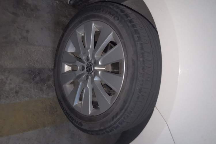 Used Volkswagen Lavida 2013 1.6L Automatic Comfort Edition Right Front Wheel Hub