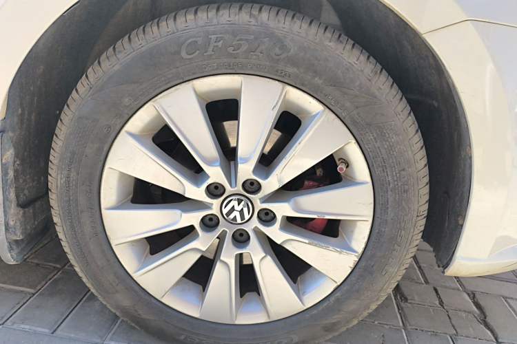 Used Volkswagen Lavida 2013 Revised Version 1.4 TSI DSG Comfort Edition Right Front Wheel Hub
