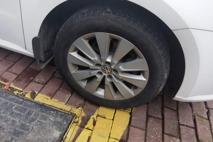 Used Volkswagen Lavida 2013 Restyled Classic 1.6L Automatic Comfort Edition Right Front Wheel Hub