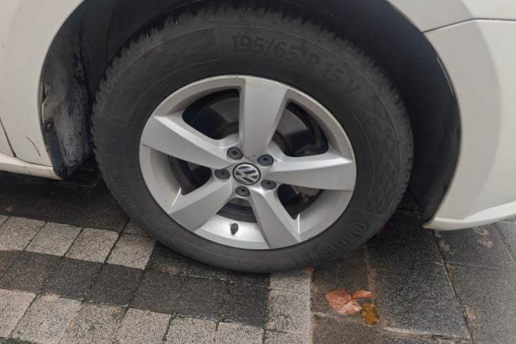 Used Volkswagen Lavida 2013 Revised Classic 1.6L Automatic Fashion Edition Right Front Wheel Hub