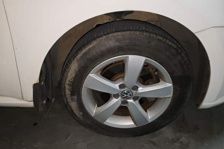 Used Volkswagen Lavida 2013 Revised Classic 1.6L Automatic Fashion Edition Right Front Wheel Hub
