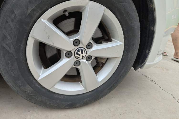 Used Volkswagen Lavida 2013 Revised Classic 1.6L Automatic Fashion Edition Right Front Wheel Hub