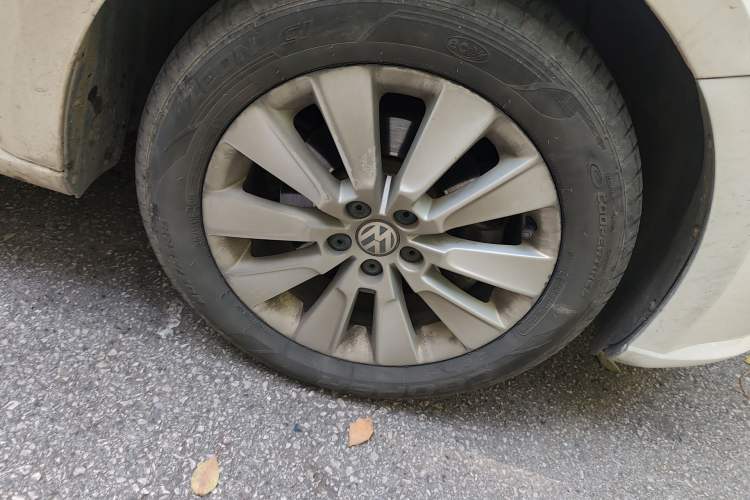 Used Volkswagen Lavida 2013 1.4TSI DSG Comfort Edition Right Front Wheel Hub