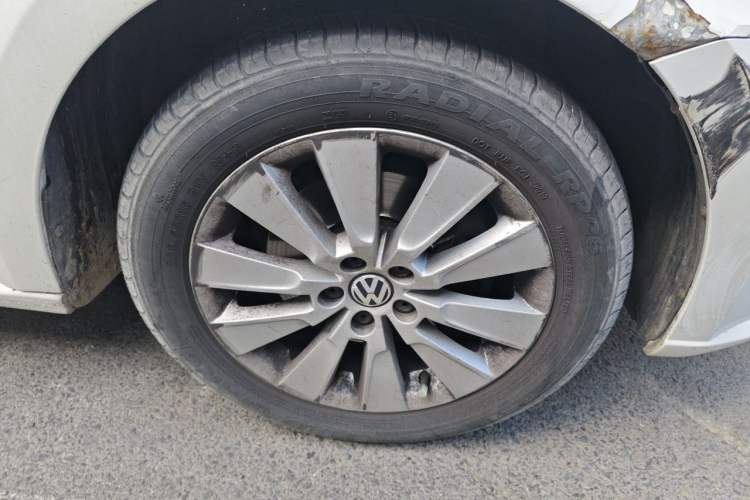 Used Volkswagen Lavida 2013 Revised Version 1.4 TSI DSG Comfort Edition Right Front Wheel Hub