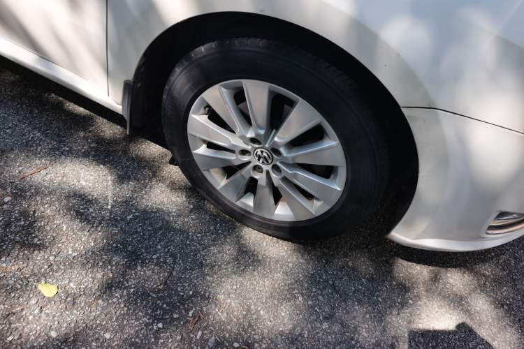 Used Volkswagen Lavida 2013 1.4TSI DSG Comfort Edition Right Front Wheel Hub