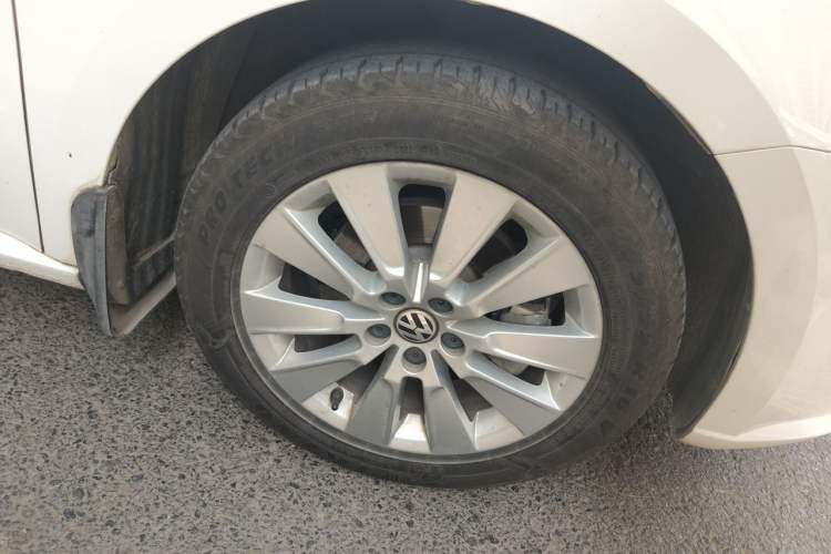 Used Volkswagen Lavida 2013 Restyled Classic 1.6L Manual Comfort Edition Right Front Wheel Hub
