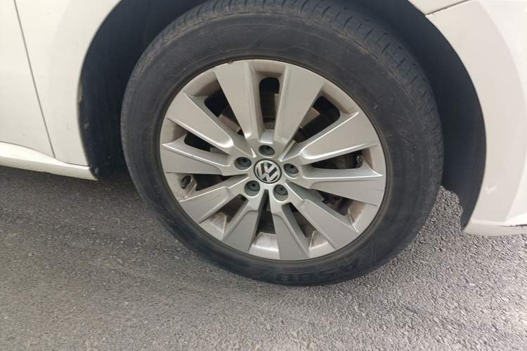 Used Volkswagen Lavida 2013 1.6L Manual Fashion Edition Right Front Wheel Hub