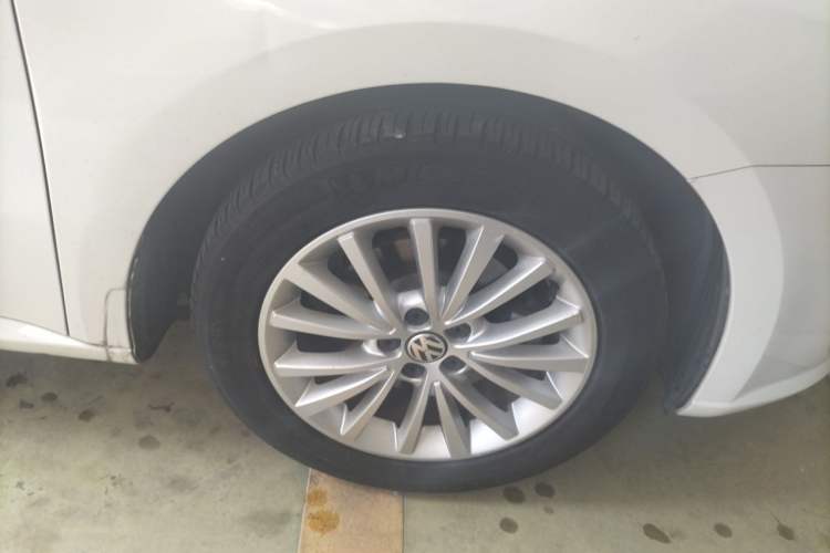 Used Volkswagen Lavida 2013 Revised Version 1.4 TSI DSG Luxury Edition Right Front Wheel Hub
